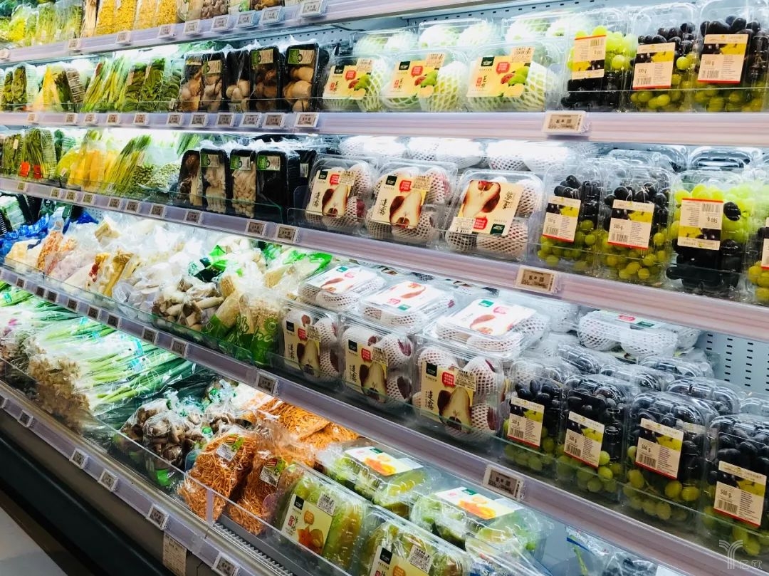 肉类等商品可供选择。此外,我们还提供居家方便的日用品,包括灯泡、手机充电线等品项。 其次,为了在1200平方米的经营面积中提升坪效,惠选以满足功能性需求,根据销售情况筛选等策略精选SKU。以牙刷品类为例,惠选陈列有成人、儿童以及家庭套装三大类别,满足常规性购买需求。但在颜色、款式等方面,惠选则以大卖场业态中该品类动销率为基础,精选销售排名靠前的单品。 最后,惠选要求商品价格要具有价格优势。它对标小型社区超市及便利店商品价格,以此作为定价天花板。同时利用沃尔玛全国采购优势,在降低商品零售价的同时保证