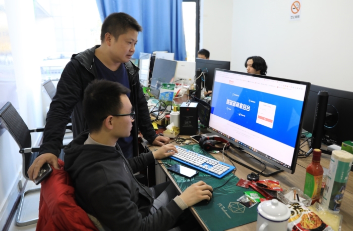 张荣飞指导员工进行日常运营工作(刘鹏飞 摄影)